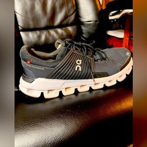 On Cloud Womens size 9/ Excellent Condition